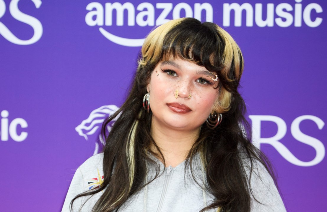 Lola Young se siente 'mejor' tras tomar 'terapia farmacológica' después de desmayarse en el escenario en 2025