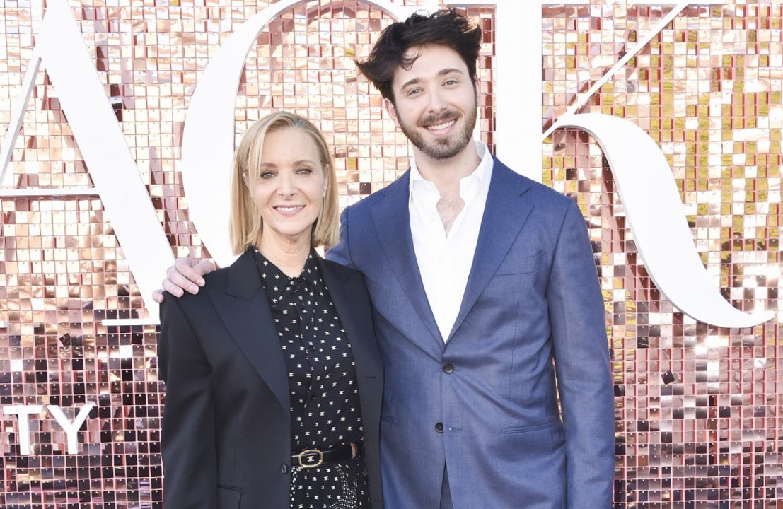 Lisa Kudrow generó confusión tras abrazar a su hijo Julian Murray Stern en el set de The Comeback