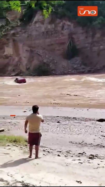 Las fuertes lluvias que afectan a la región han provocado cortes de vías y derrumbes en la ruta hacia los Valles Cruceños