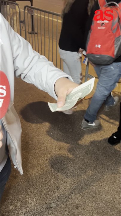 Lo de los billetes firmados ya es moda, ahora le tocó a la selección mexicana