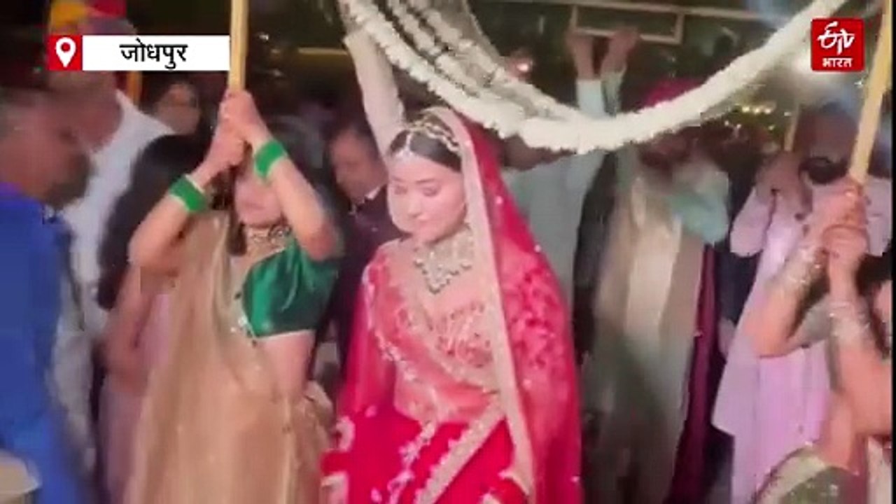 एक-दूजे के हुए IPS कपल : घुटनों पर बैठकर केके बिश्नोई ने पहनी वरमाला, अंशिका वर्मा संग लिए फेरे