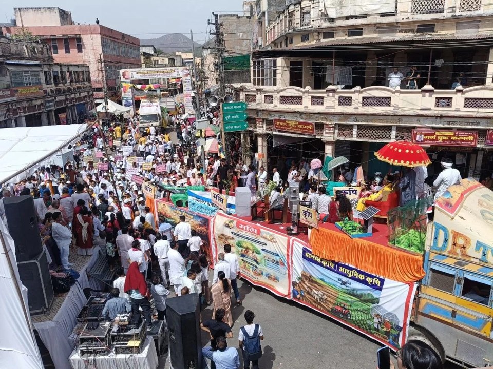 स्वर्ण रथ पर निकली महावीर भगवान की शोभायात्रा