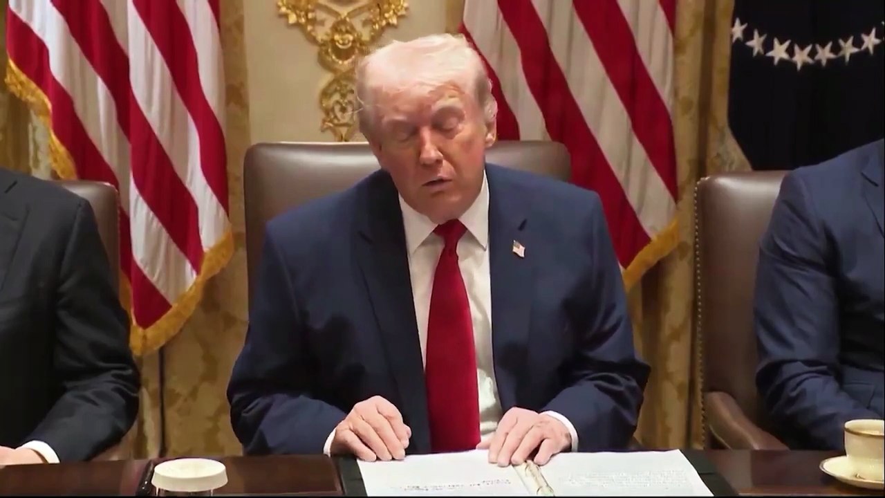 Trump asegura que Irán dejará pasar "20 grandes petroleros" por el estrecho de Ormuz