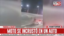 Picada termina con motociclista completamente incrustado en un automóvil