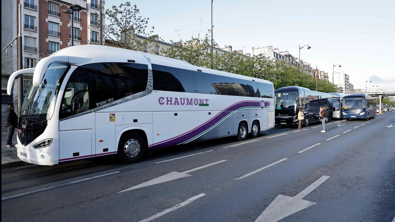 DIRECT. Hausse des prix des carburants : opération escargot des routiers à Paris