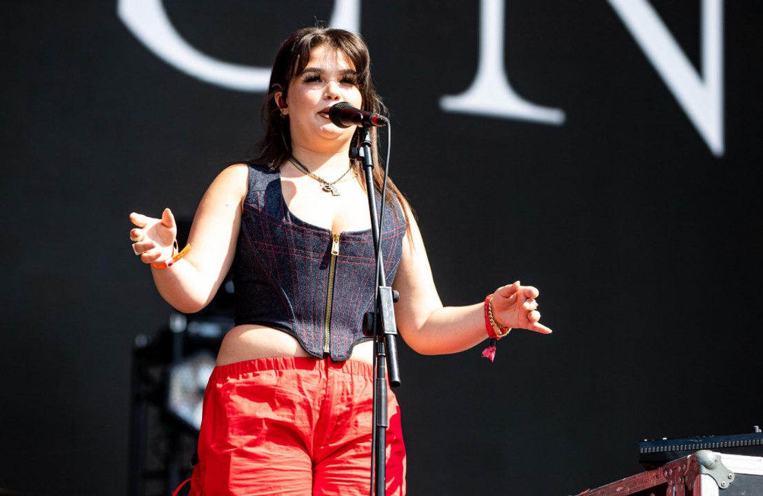 Lola Young reduziert Terminplan für ihre Genesung