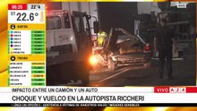 Choque y vuelco en la autopista Riccheri: un camión embistió a un auto detenido