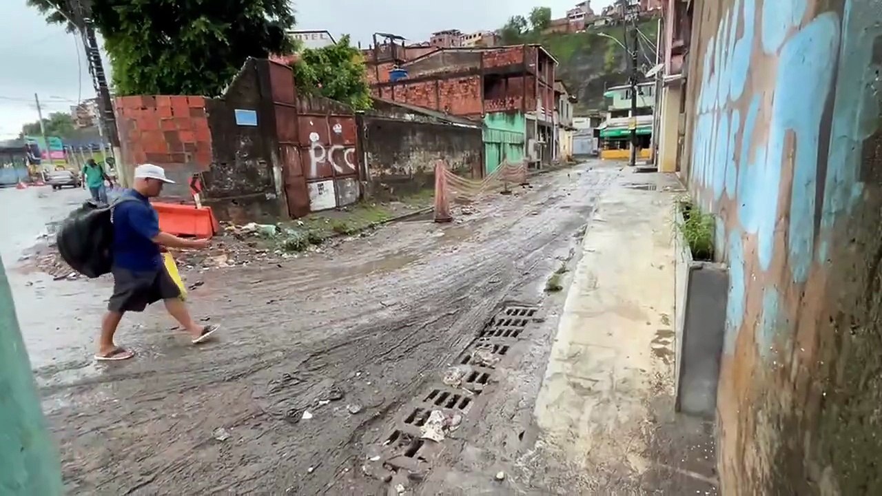CHUVAS EM SALVADOR: Carro é engolido por cratera e motorista 'foge' após quebrar vidro