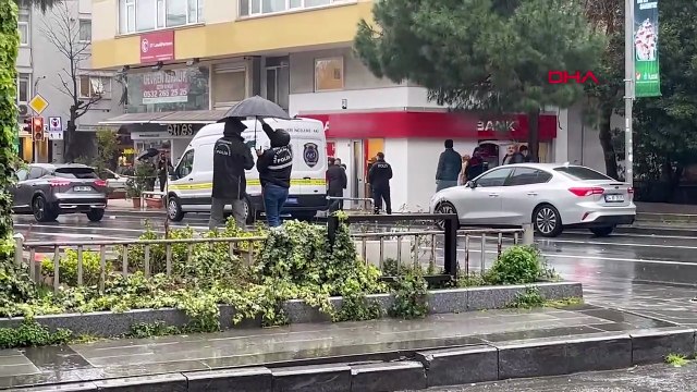 Bankada korku dolu anlar! Saplantılı aşık müdürün boğazına bıçak dayadı