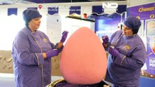 Cadbury prezentuje wielkie 55-kilogramowe „Mega Mini Egg” przed Wielkanocą