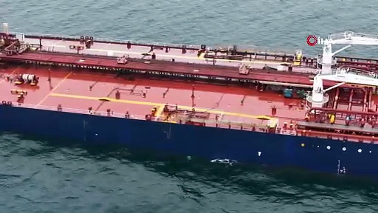 İstanbul'a yaklaşırken vurulan tanker görüntülendi