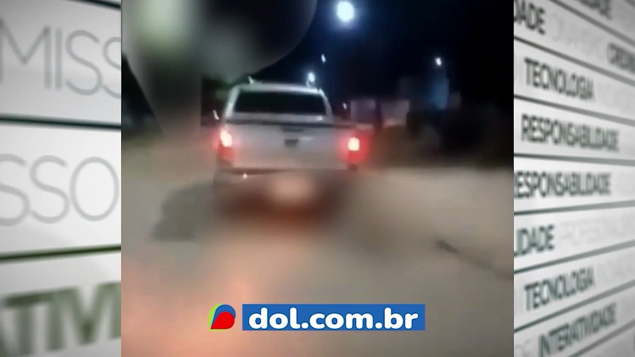 Imagens que circulam nas redes sociais mostram uma caminhonete arrastando um cachorro pelas ruas da cidade de Redenção