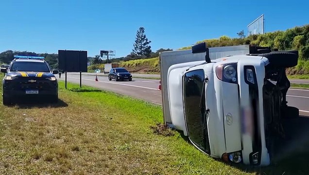 Utilitário tomba na BR-277 entre Cascavel e Santa Tereza do Oeste; passageiro fica ferido