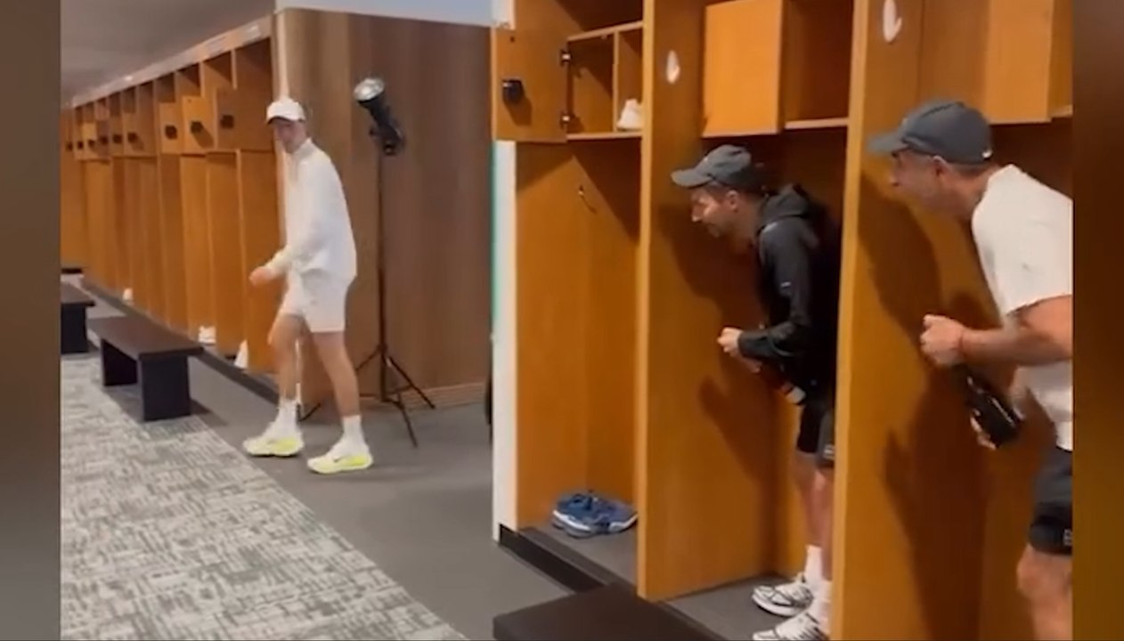 L'"agguato" a Sinner nello spogliatotio dopo il trionfo di Miami: doccia di champagne