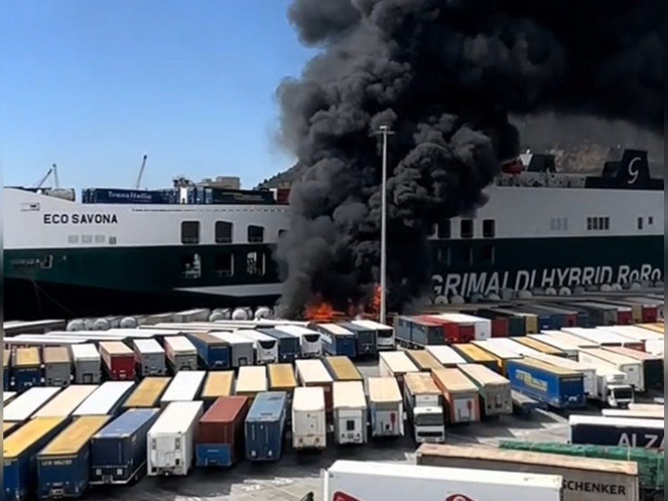 Barcelona: Großfeuer im Hafen legt Kreuzfahrtschiffe lahm