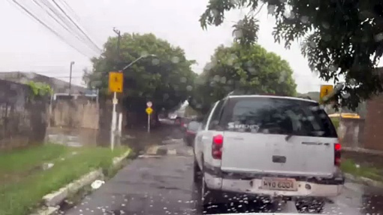 Motoristas enfrentam ruas alagadas no Farol após chuva forte