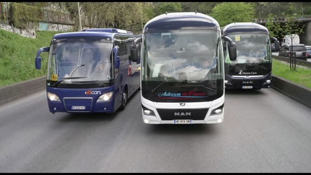 Francia, l'operazione lumaca dei camionisti contro il caro carburanti