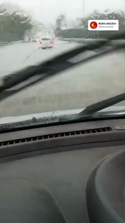 Motoristas redobram a atenção para passar pela Ponte do Reginaldo em meio à chuva