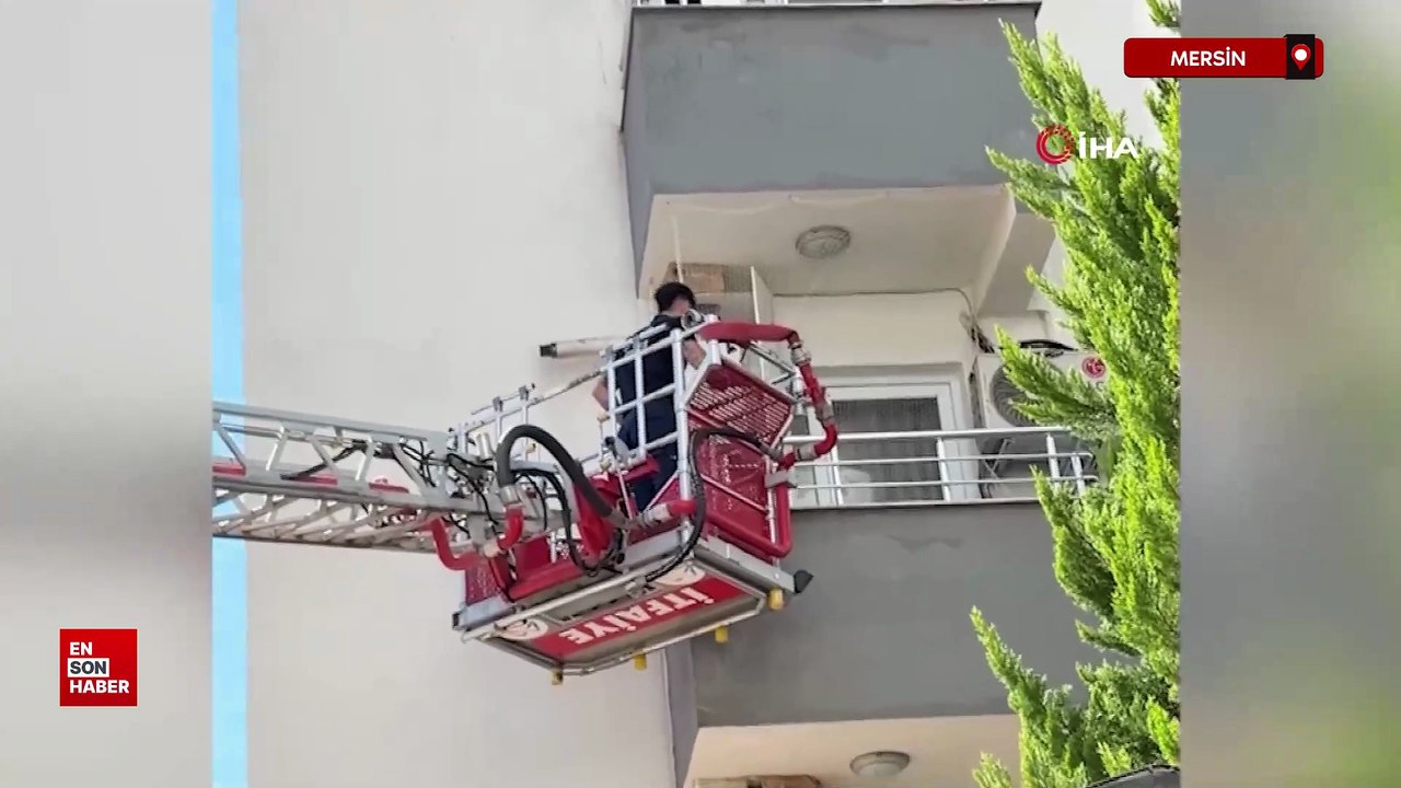 Mersin'de balkon filesine takılan güvercini itfaiye kurtardı
