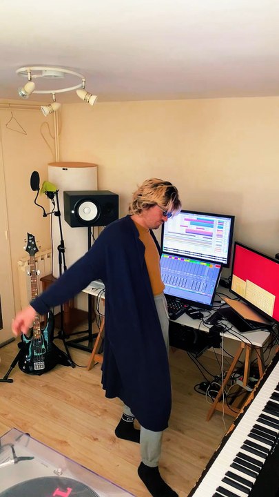 Trust Me – Studio LiveMon nouveau morceau prend vie en live !Venez découvrir la montée progressive, les synthés et le vocal hypnotique dans mon studio.#TrustMe #LiveStudio #Techno #ableton #hardware