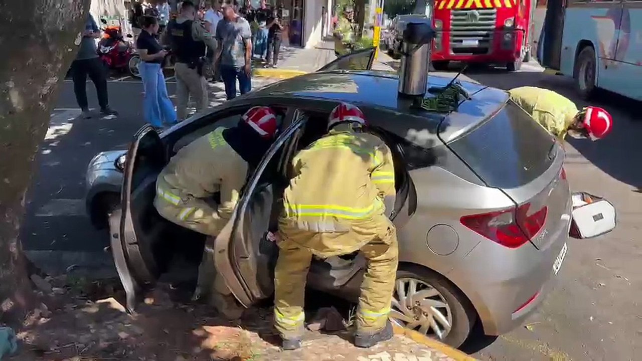 Colisão entre carro e ônibus deixa feridos e mobiliza socorro em Umuarama