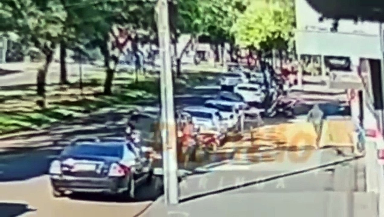 Suspeito invade barbearia em Maringá