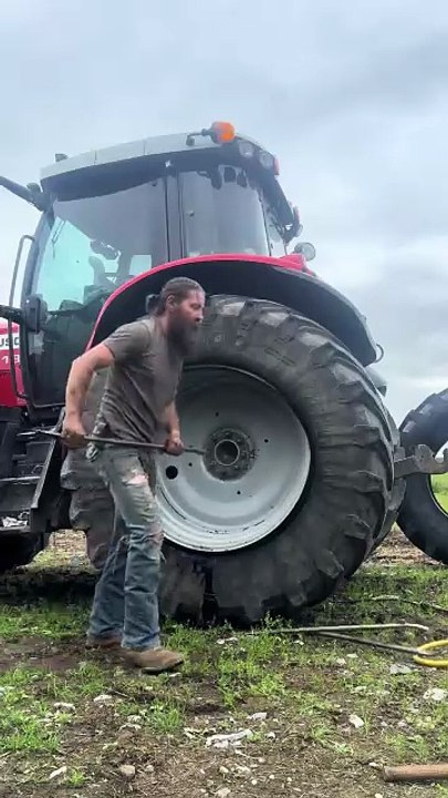 Changer un pneu de tracteur c'est pas simple