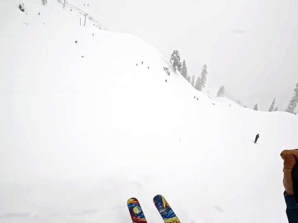Ils découvrent un skieur enfoui dans la neige