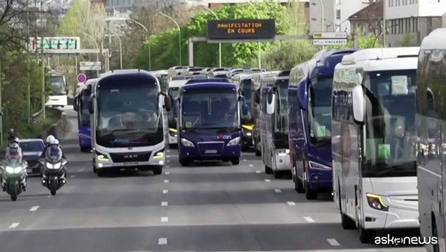 Francia, l'operazione lumaca dei camionisti contro il caro carburanti