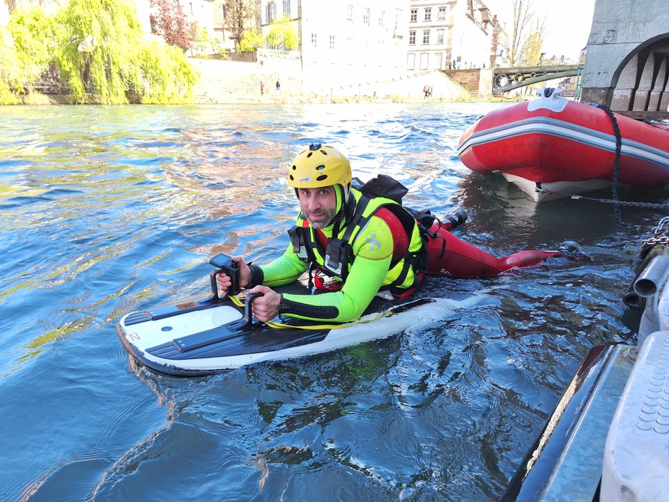 Strasbourg : c'est quoi cet engin insolite utilisé par les pompiers pour intervenir sur l'eau ?