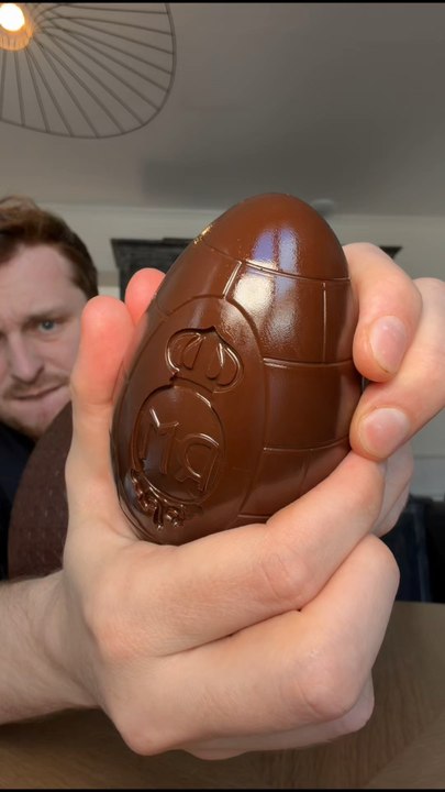 L’œuf de Pâques du Royal Monceau 😱✨ l’œuf cannage inspiré de l’artisanat et des techniques traditionnelles de cannage et vannerie qui reprend les motifs des paniers de Pâques 😍✨