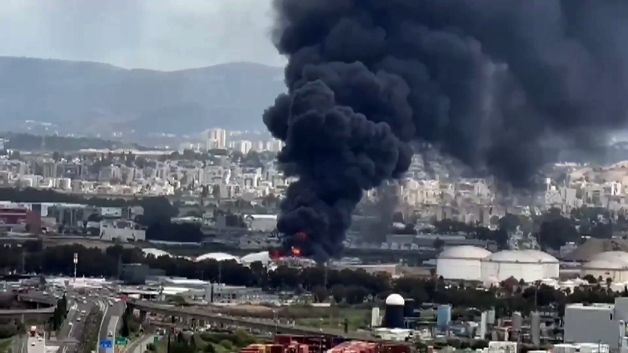 La refinería de Haifa es alcanzada por segunda vez en un nuevo ataque de Irán.