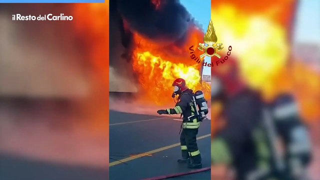 Autoarticolato in fiamme sull'A1, l'intervento dei vigili del fuoco