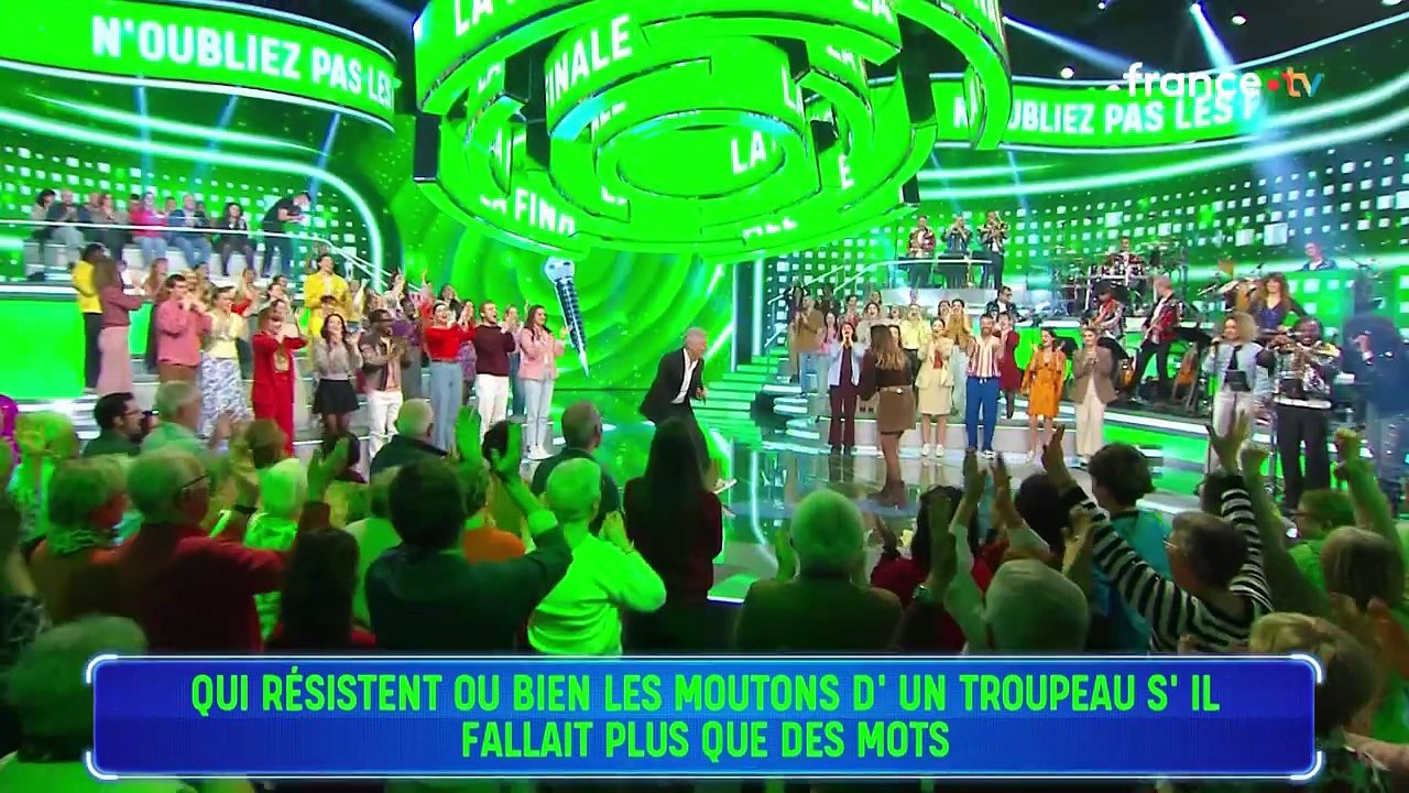 VOICI - N'oubliez pas les paroles : la maestro Sandy en larmes, ce très beau cadeau fait à son frère avec ses gains (ZAPTV)