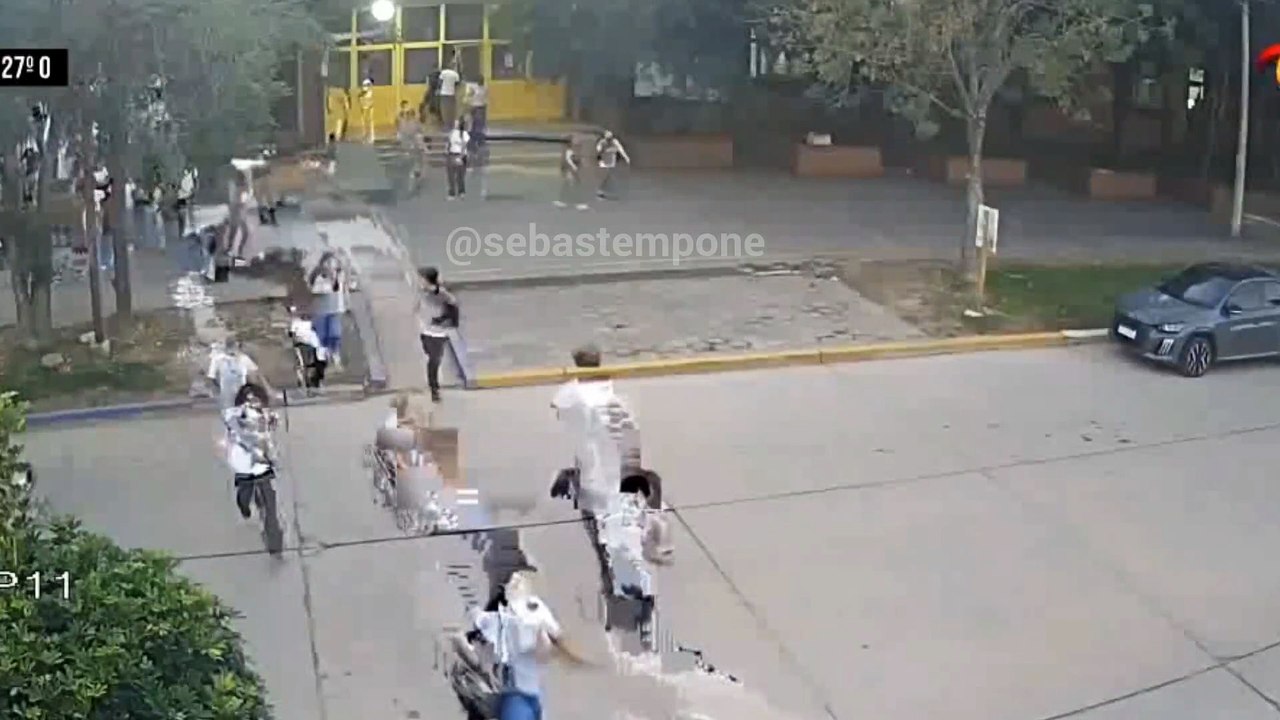 Los chicos y chicas del Mariano Moreno salieron corriendo de la institución tras escuchar los disparos