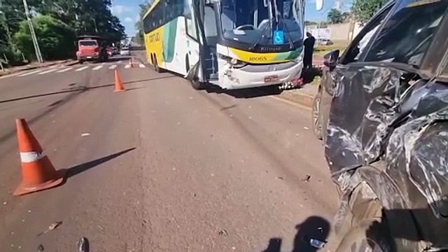 Corolla Cross e ônibus de linha se envolvem em violento acidente na Tancredo Neves