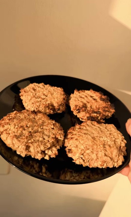 1 banane bien mûre 1 cas de beurre de cacahouète 70 g de flocon d’avoine Manger ça avec un fromage blanc et on a un super goûter avec les apports qu’il faut