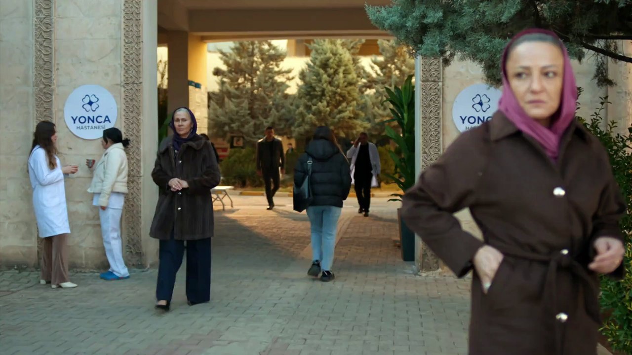 En tierra lejana (Uzak Şehir) - Capítulo 9 1/2