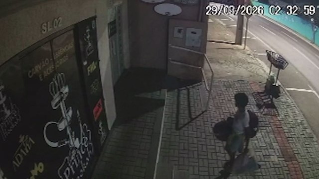 Câmera flagra mulher arrancando fios em ação que durou seis minutos no Centro de Cascavel