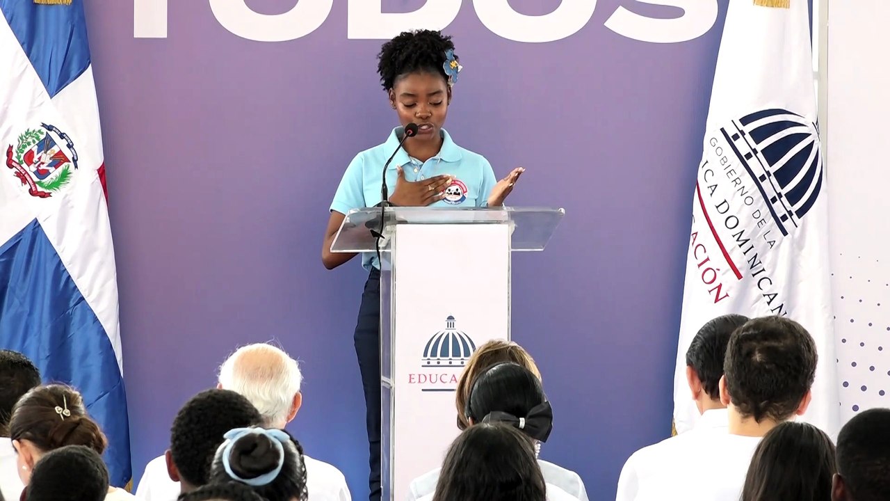 Gobierno inaugura techados deportivos en dos escuelas de Santiago