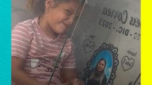 ¡Conmovedor! Niña juega y plática frente a la tumba de su madre