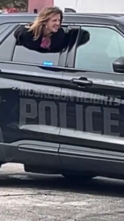 Woman escapes from Mich. cops by slipping through car window