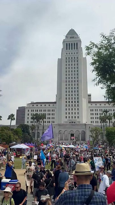 Trump Tells Aides He’s Willing to End War Without Reopening Hormuz - WSJ