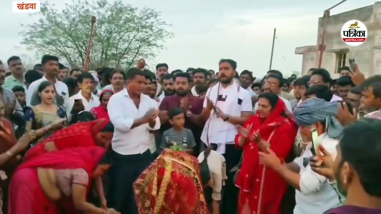 पहाड़ी पर खुदाई में निकली दुर्गा माता की अष्टभुजा वाली प्रतिमा, प्रशासन ने कहा आर्कियोलॉजिकल सर्वे ऑफ इंडिया से कराएंगे प्रतिमा की जांच