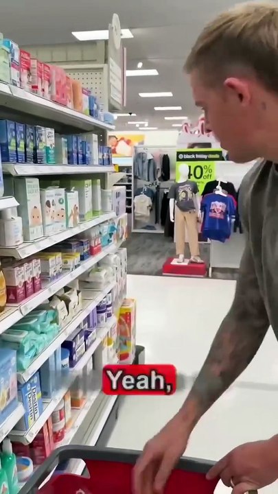 Man helps single mother with groceries at Target ❤️ FOR MORE MEN LIKE HIM