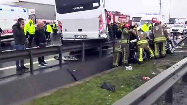 İstanbul\'da polis servis minibüsü kaza yaptı: 1 polis şehit oldu, 16 polis yaralandı