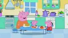 Peppa learns how to hold baby Evie 🍼🐽 | Peppa Pig |