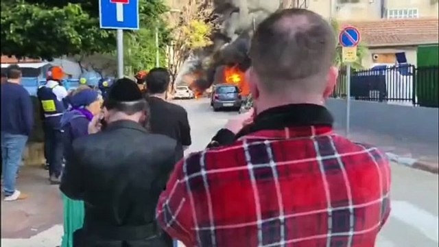 Israele centrale, incendio dopo attacco missilistico iraniano: intervengono i soccorsi