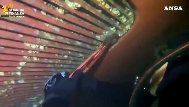 Cocaina anche nella chiglia di una nave, sequestrati 400 chili a Gioia Tauro