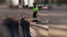 Minik çocuk, temizlik işçisi babasına mesai arkadaşı oldu!